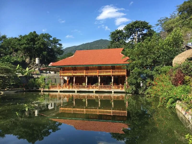 Bui Ty Ha Giang Homestay blends into nature by the lake