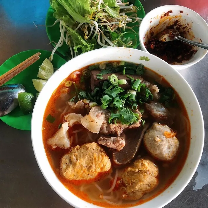 Bún bò Bà Tuyết là quán bún bò Huế lâu đời, giữ trọn vẹn hương vị truyền thống.