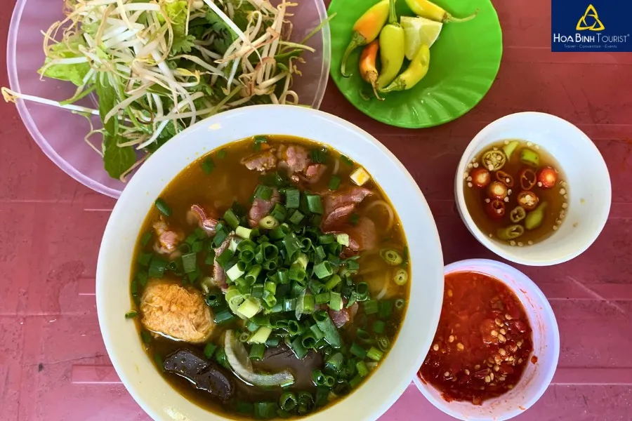 Bún bò Huế O Khương, quán bún bò Huế ngon nổi tiếng lâu năm