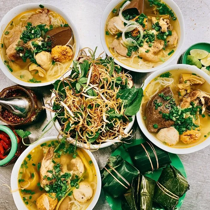 Bún bò Huế tại quán Mỹ Tâm với hương vị đặc trưng và màu sắc hấp dẫn.