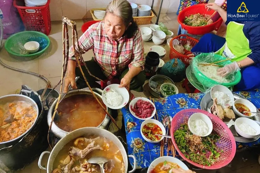 Bún bò Mệ Kéo Huế, gánh bún bò Huế nổi tiếng hơn 70 năm tuổi đời