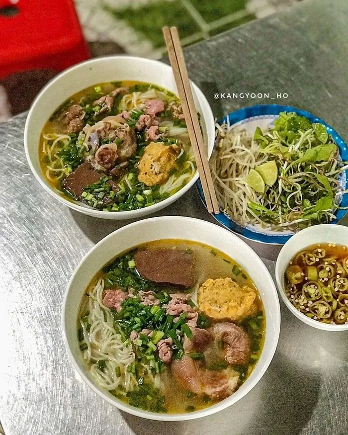 Bún bò O Phượng hấp dẫn với hương vị đặc trưng, sợi bún nhỏ quen thuộc và topping đa dạng.