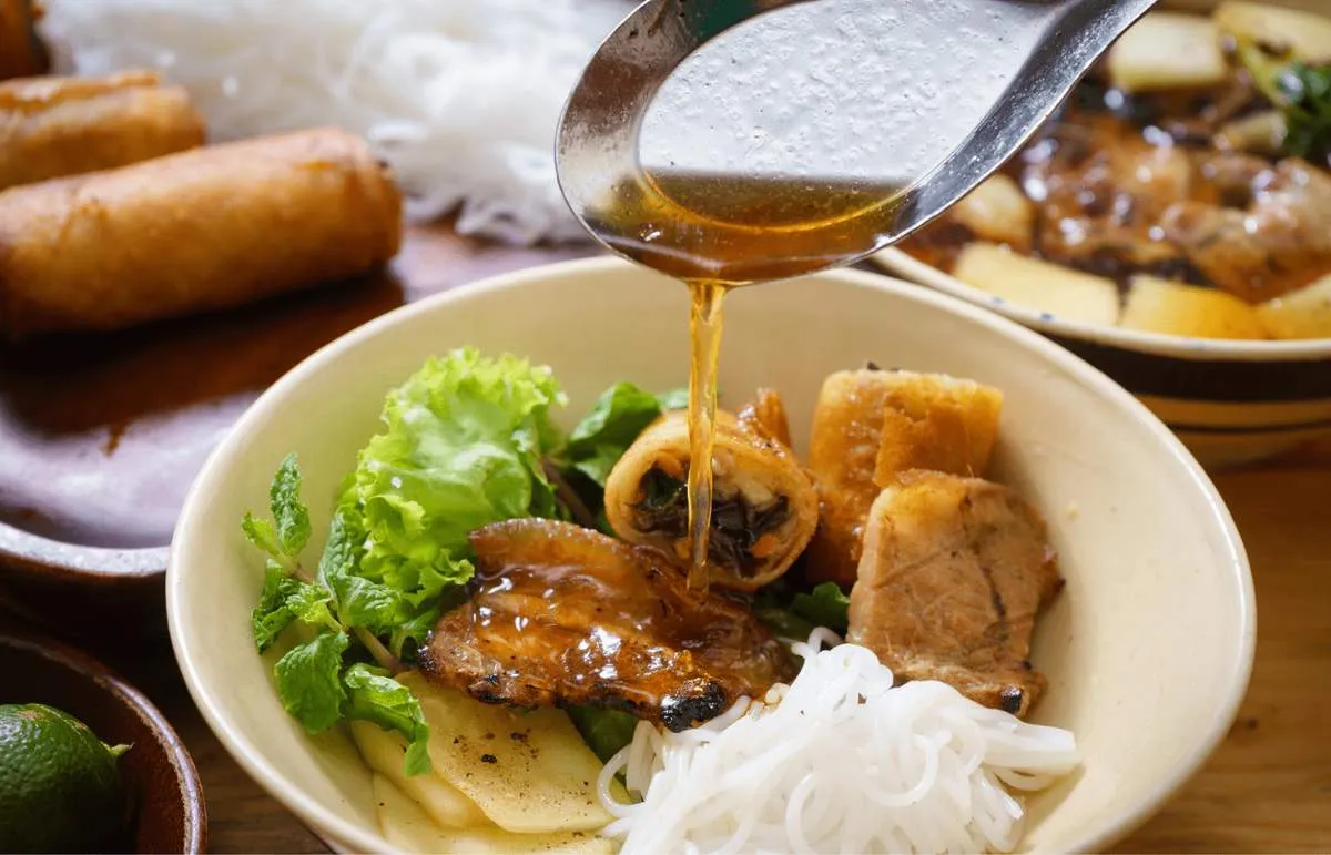 Bun Cha Bat Su is an ideal destination for those who want to enjoy delicious bun cha in the Hoan Kiem Lake area
