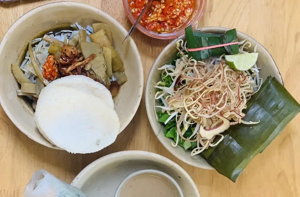 Bún mắm cua Gia Lai, món đặc sản với hương vị đậm đà và màu sắc đặc trưng, hấp dẫn thực khách