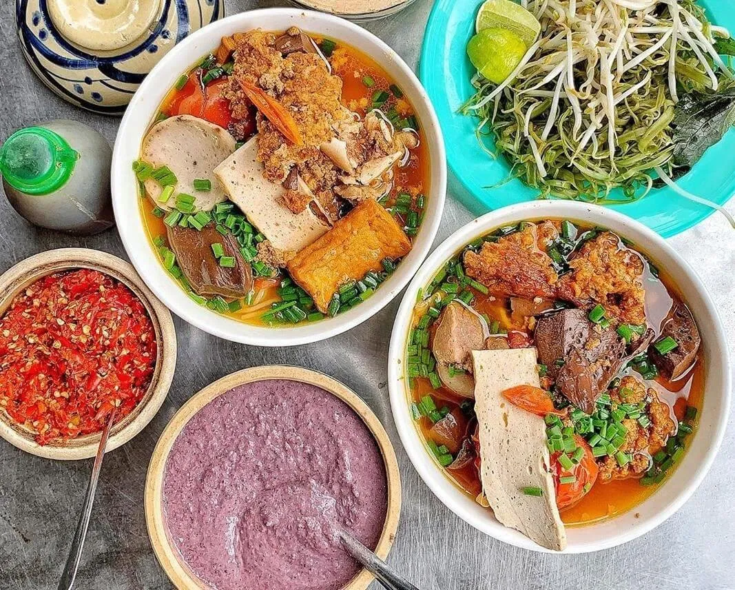 Bún riêu đêm Bảy Bún Riêu, một lựa chọn quen thuộc và hấp dẫn cho bữa ăn đêm ở Sài Gòn