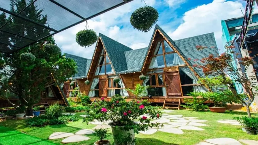 Rustic wooden bungalows at An Moc Gia Trang, where you can enjoy the peaceful and romantic atmosphere of Da Lat.