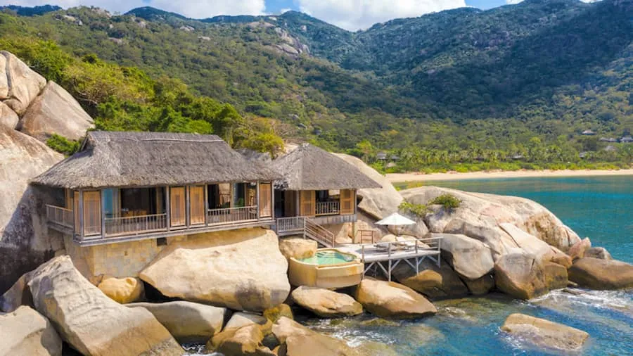 Bungalow tại Six Senses Ninh Vân Bay với thiết kế sang trọng và tầm nhìn hướng biển tuyệt đẹp.