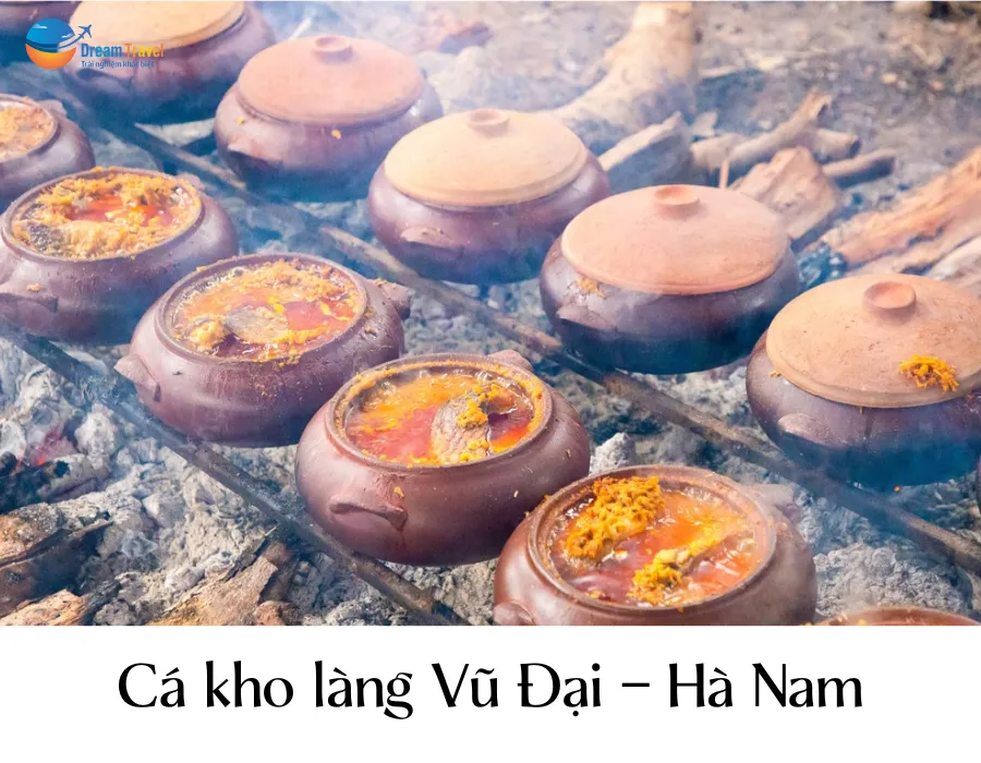 Cá kho làng Vũ Đại, đặc sản Hà Nam nổi tiếng với hương vị đậm đà, được kho trong niêu đất suốt nhiều giờ