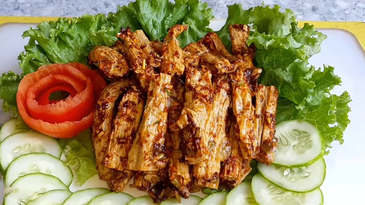 Cá lăng được làm sạch để chế biến món cá lăng hơ nhúng giấm, một đặc sản nổi tiếng của Vĩnh Long.