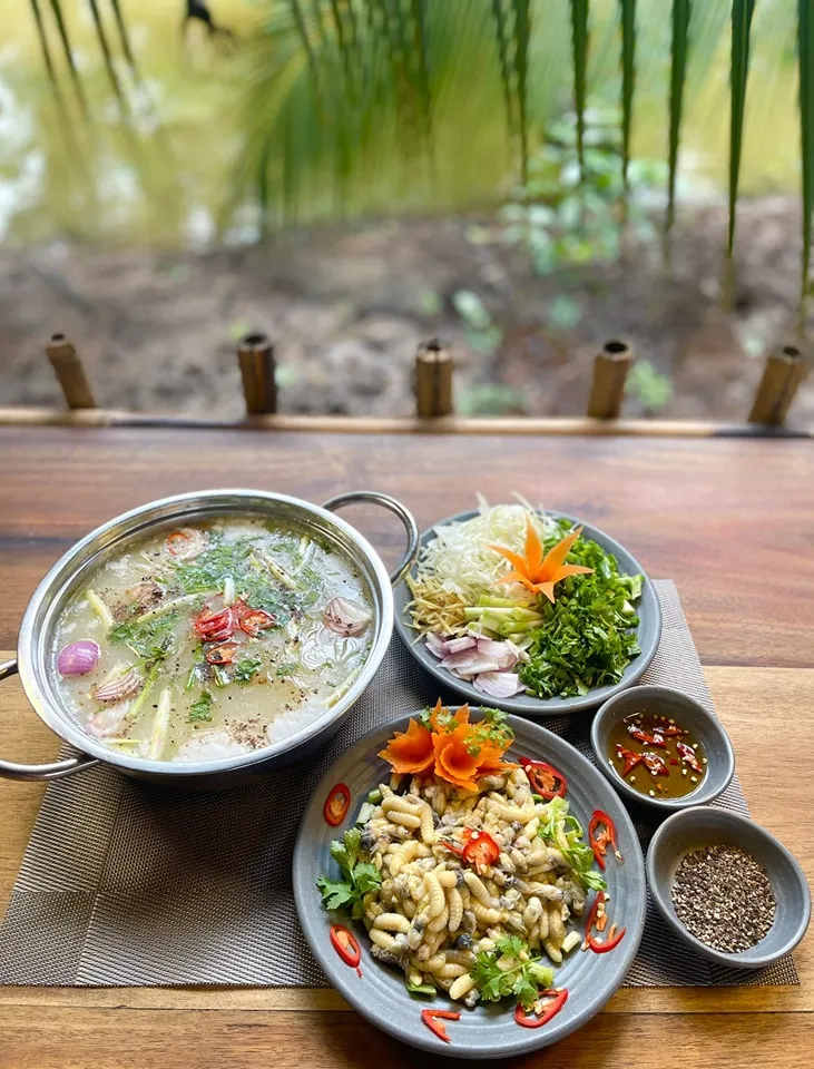 Cá lóc nướng trui thơm lừng, da giòn tan, món đặc sản không thể bỏ qua khi đến miền Tây.