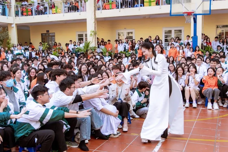 Singer Ha Myo interacts culturally with students, spreading the love of traditional music to the younger generation.