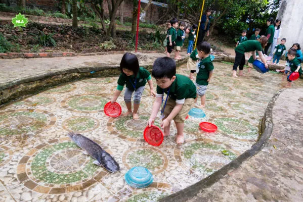 Các bé được hòa mình vào thiên nhiên, vui chơi thỏa thích tại Nông Trang Bá Tân