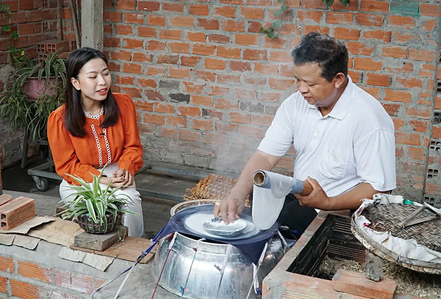 Stages of making sun-dried rice paper in Trang Bang village