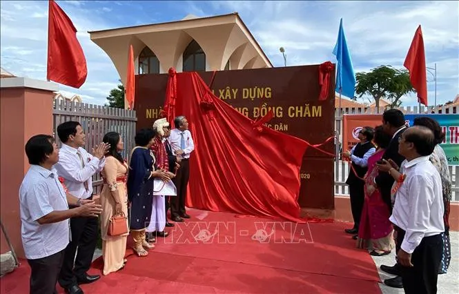 Các đại biểu cắt băng khánh thành nhà sinh hoạt cộng đồng Chăm Bàu Trúc, biểu tượng của sự hợp tác và phát triển văn hóa