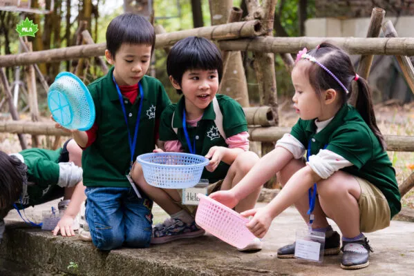Các em nhỏ tham gia hoạt động trồng rau tại trang trại giáo dục
