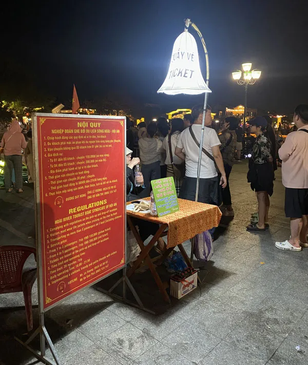 Easy-to-find ticket counters with unique lanterns