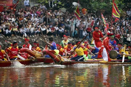 Racing boats launch, beginning the Nhuệ River boat race