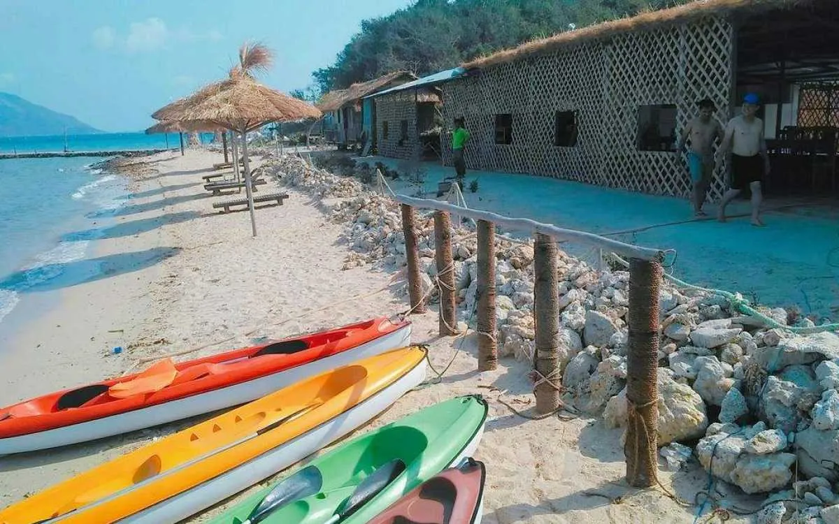 Travelers need to go to Khanh Hoa or Tuy Hoa to reach Diep Son Island