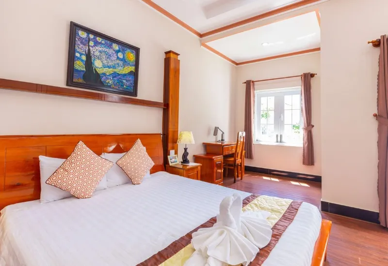 Căn phòng tràn ngập ánh sáng nắng sớm Deluxe Pool View