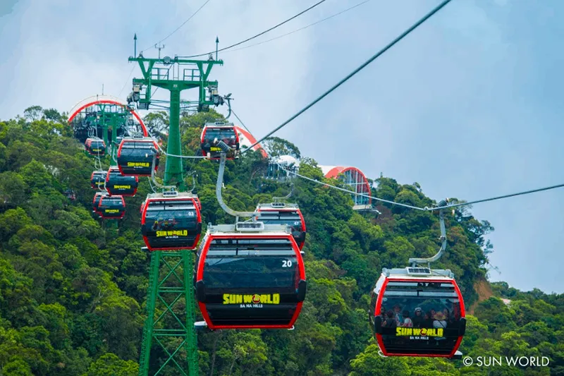 Cảnh tượng thiên nhiên nhìn từ cáp treo Ba Na Hills