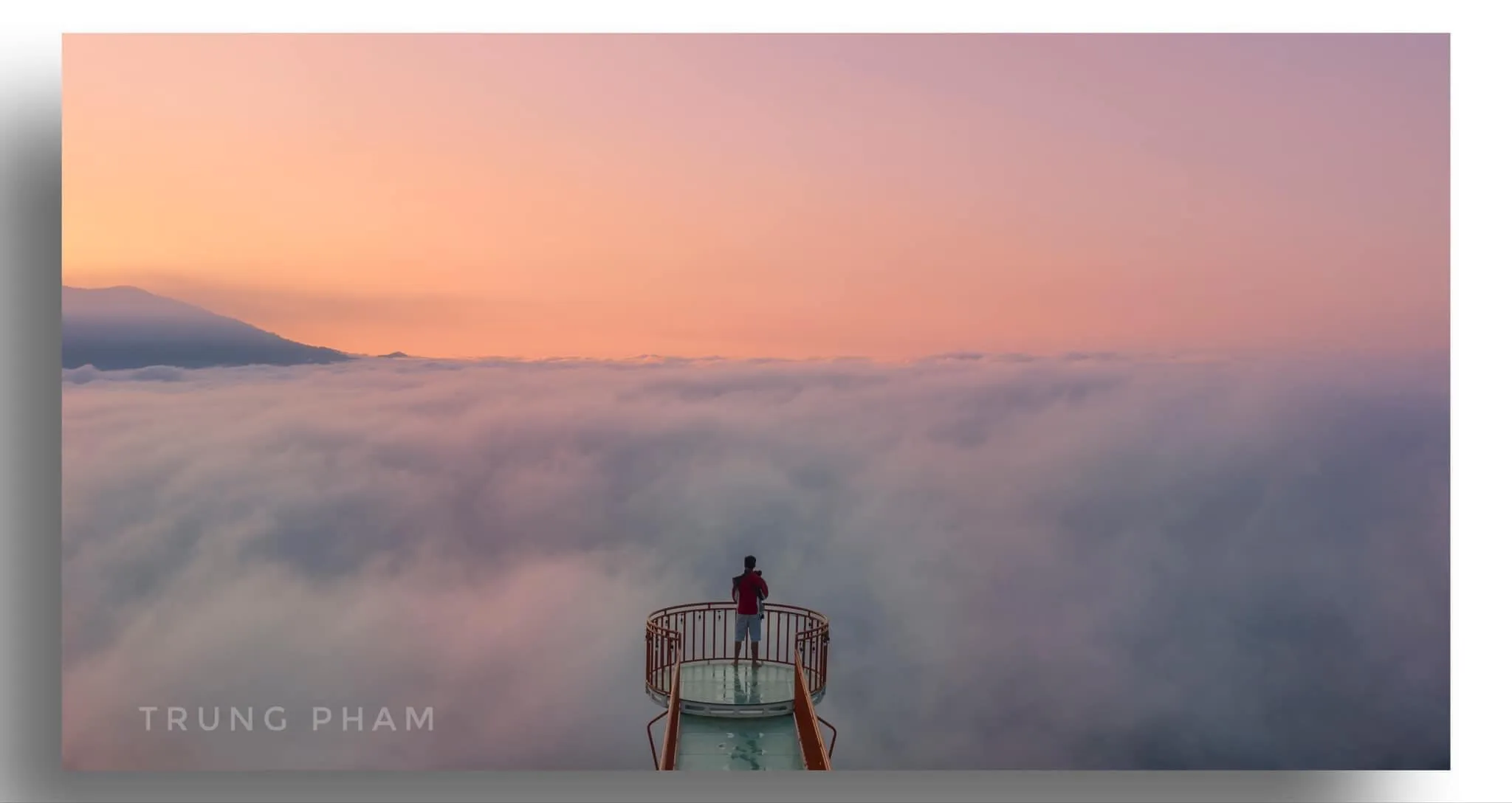 Ta Dung glass bridge hidden in the mist, a "hot hit" check-in spot for young people