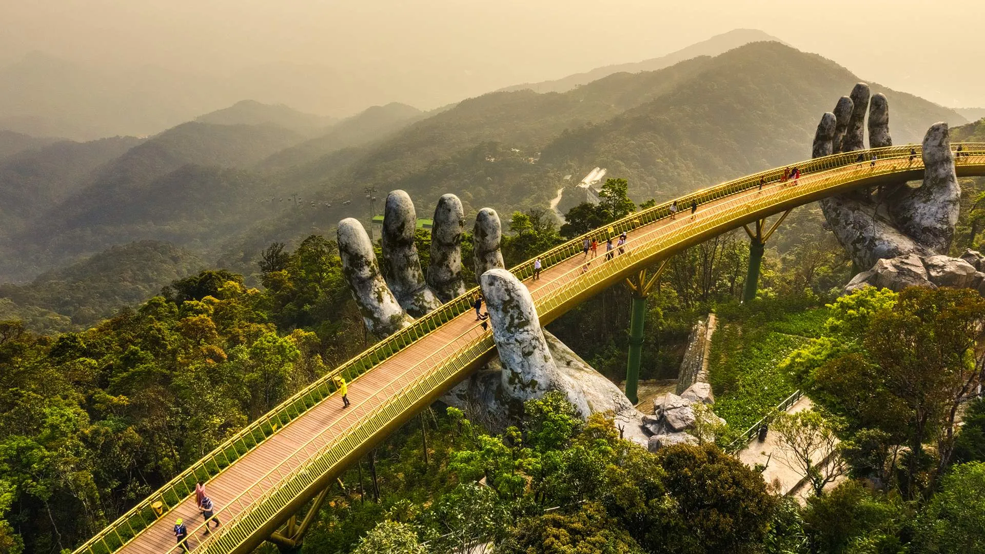 Cầu Vàng Bà Nà Hills như một dải lụa vắt ngang giữa núi rừng