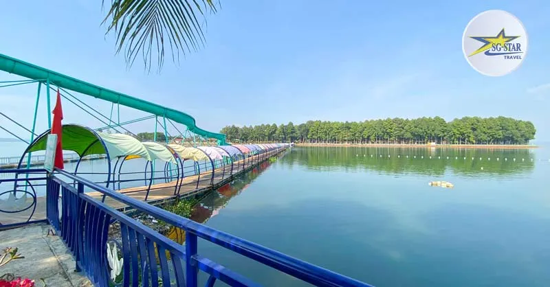 Cây cầu gỗ nối liền hai hòn đảo tại khu du lịch Đảo Ó - Đồng Trường