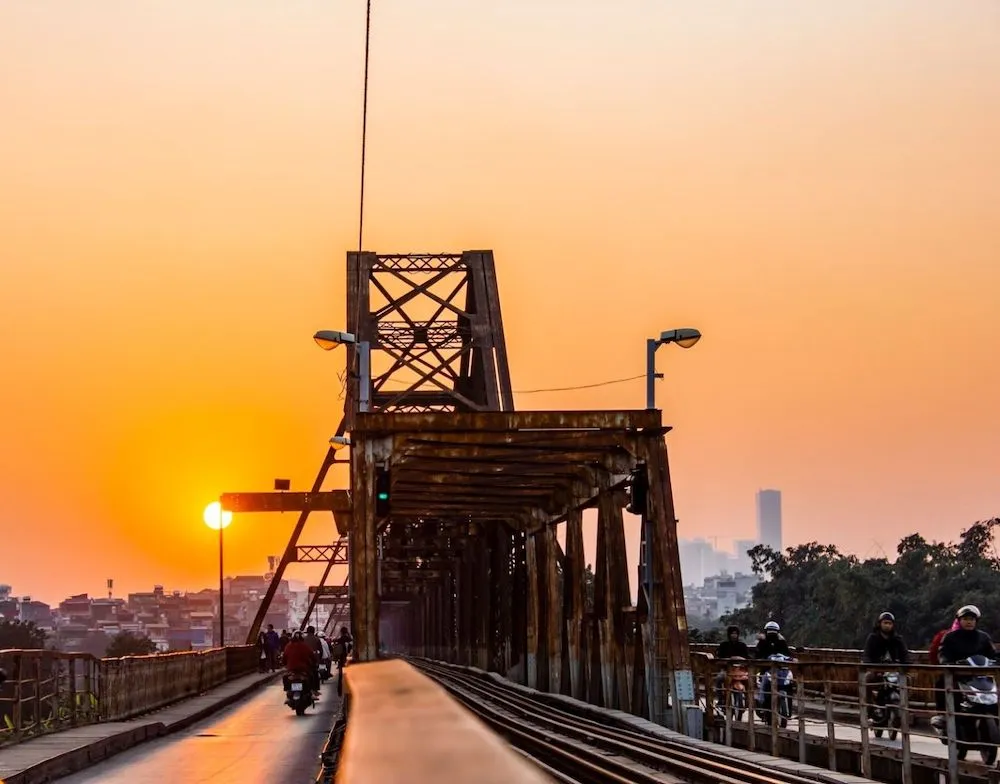 The bridge becomes more serene and tranquil in the twilight. The scene becomes extremely peaceful