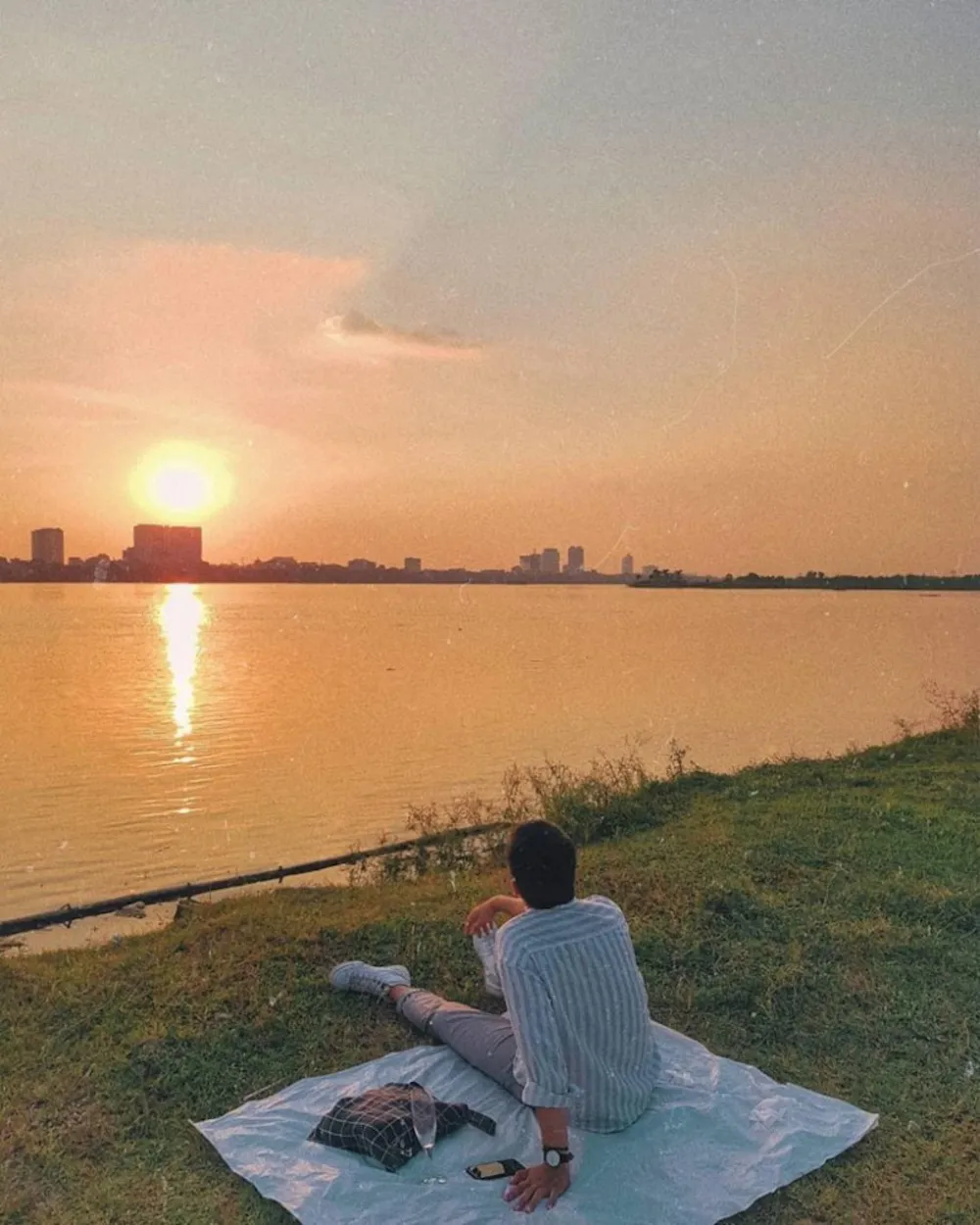 This is definitely an extremely chill spot for you to watch the sunset