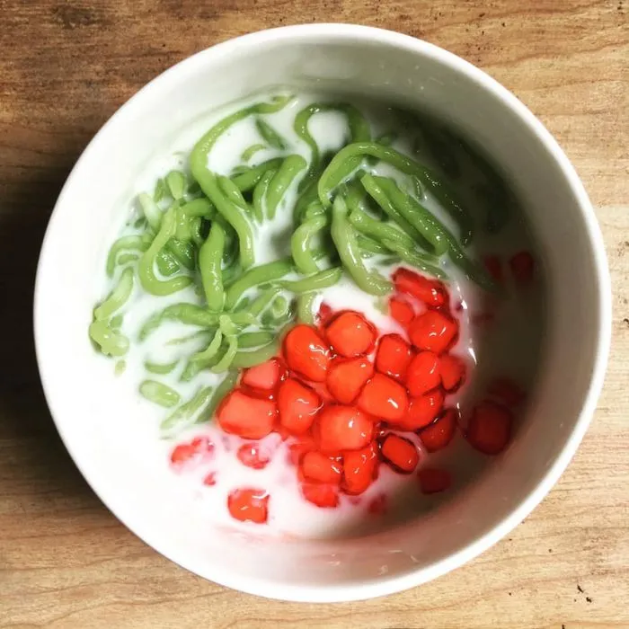 Pomegranate seed Thai sweet soup at Che Nha Lam C6