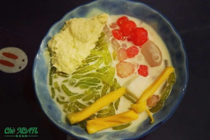 Thai sweet soup with generous toppings at Che Xoan