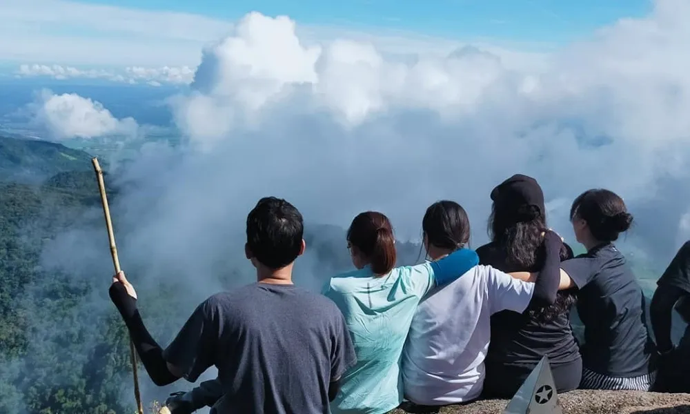Checking in at Chu Yang Sin peak to admire the clouds is a wonderful experience for many young people