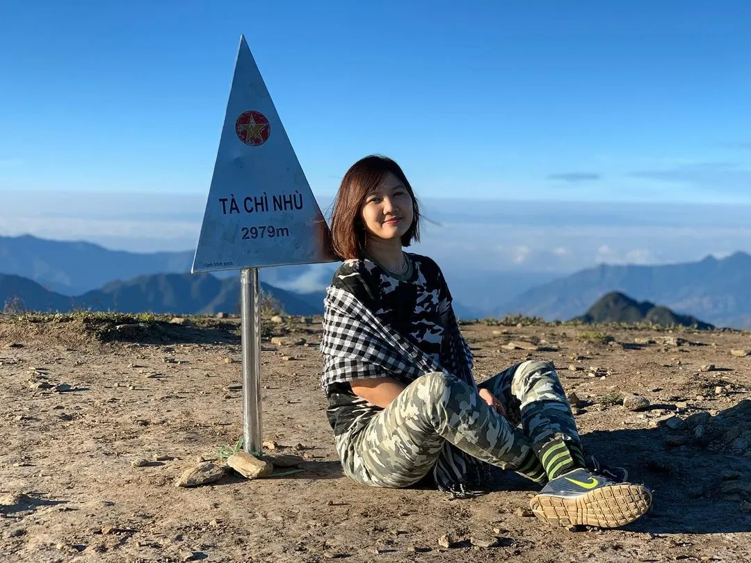 Check-in at the top of Ta Chi Nhu in a sea of early morning mist, a memorable moment in the Northwest cloud hunting journey.