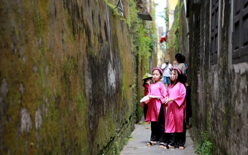 Check-in photo in small alleyways of Hoi An