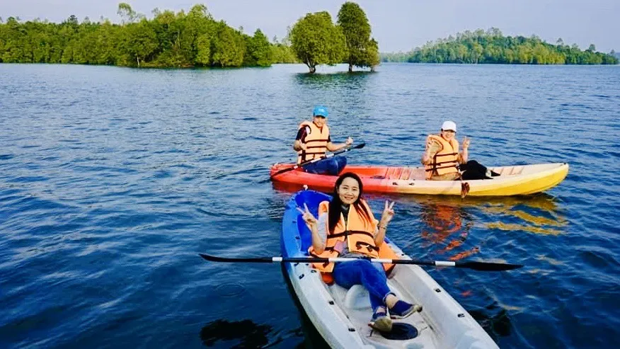 Kayaking on Phu Ninh Lake