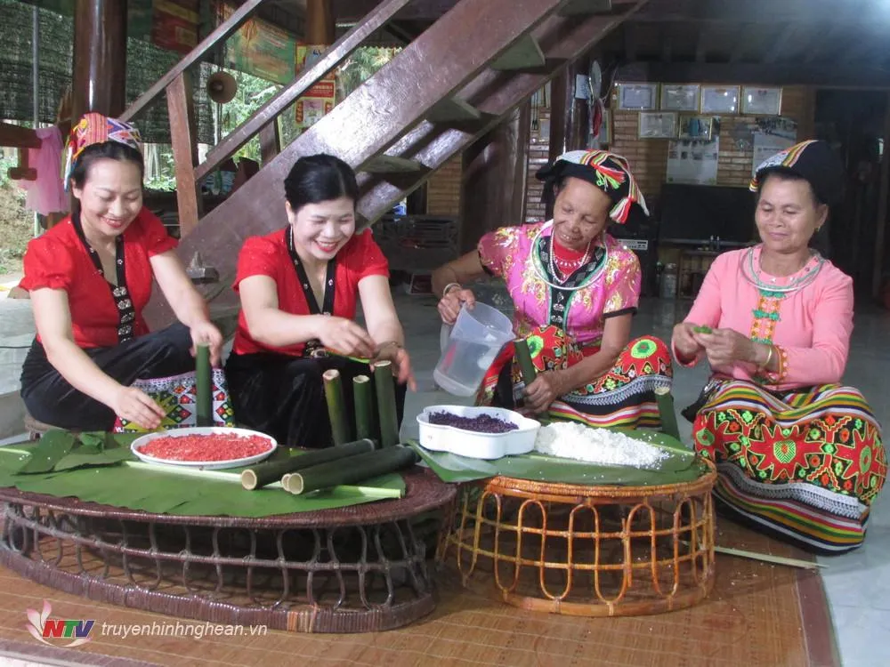 Thai Minh women preparing ingredients for Com Lam, a traditional dish for tourists in Nghe An, Vietnam.