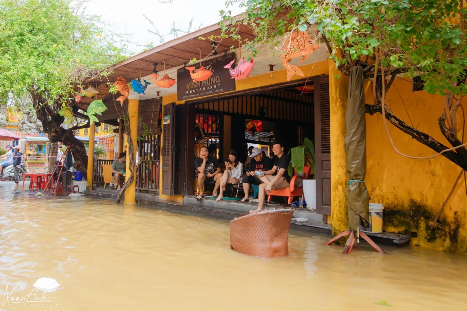 Chị Nguyễn Thị Phương Anh (25 tuổi, đến từ TP. Đà Nẵng) cho biết mỗi lần mưa lớn, nước sông Hoài dâng cao thì chị cùng bạn bè hay rủ nhau vào đây để trải nghiệm