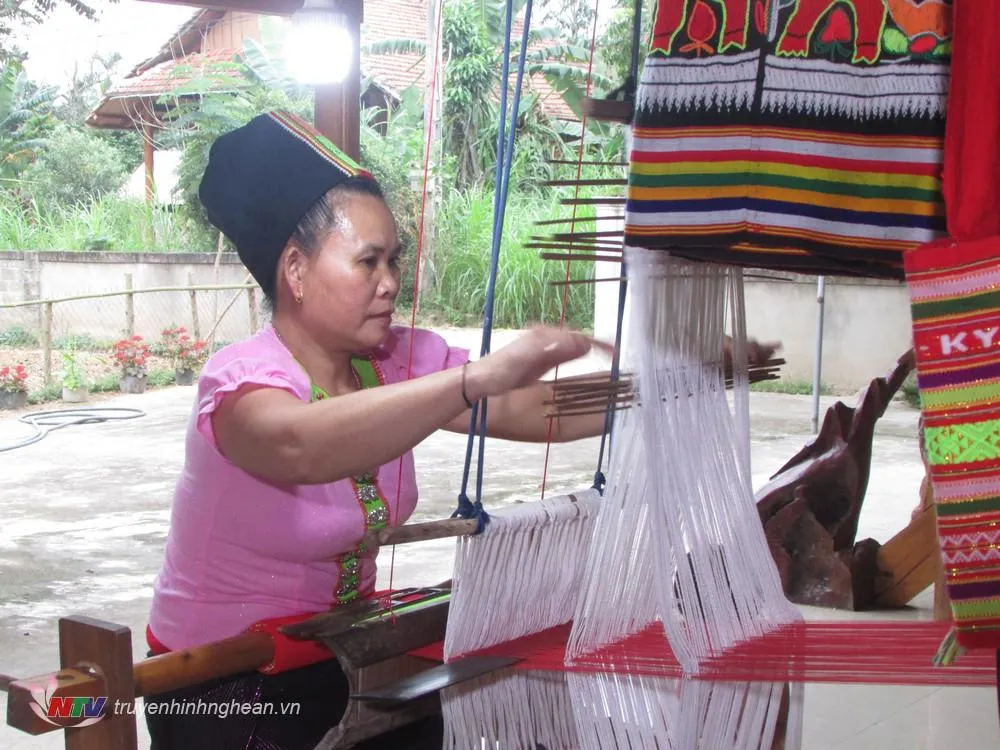 Chị Vi Thị Đình giới thiệu về nghề dệt thổ cẩm truyền thống của bản Thái Minh, Nghệ An
