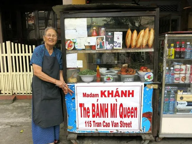 Even with a small Banh Mi cart, Banh Mi Madame Khanh is still extremely famous both domestically and internationally