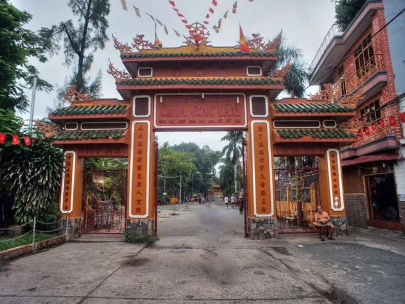Admire the beauty of the Tam Quan Gate at Giac Lam Pagoda
