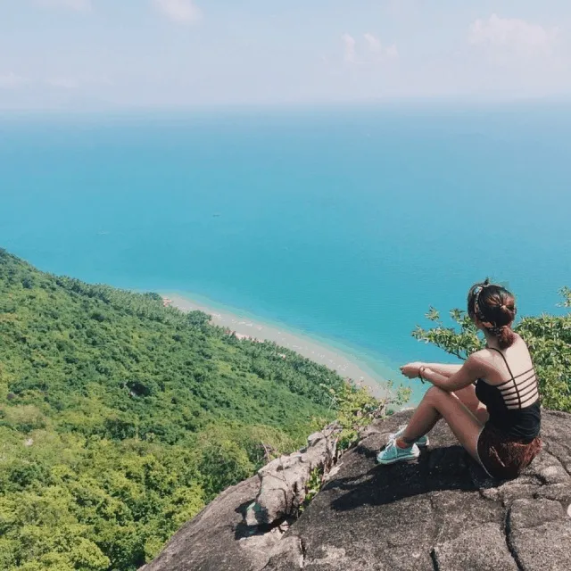 Conquering Ma Thien Lanh Peak and enjoying panoramic views of Hon Son