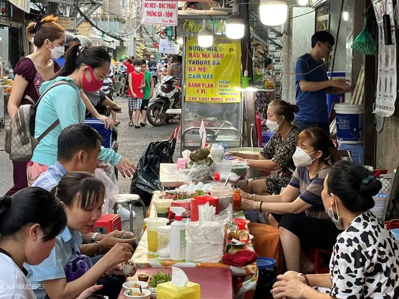 200 Xom Chieu Market - Affordable food paradise