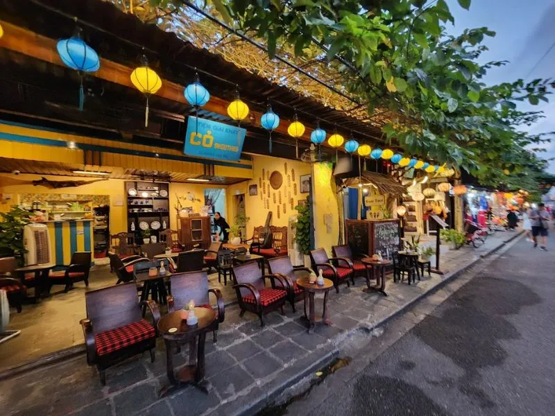 Diverse food options from street stalls to restaurants at Hoi An night market.