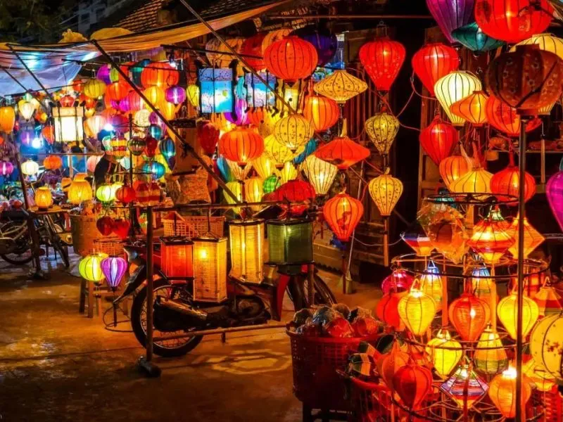 Chợ đêm Hội An, thiên đường mua sắm và ẩm thực đường phố.