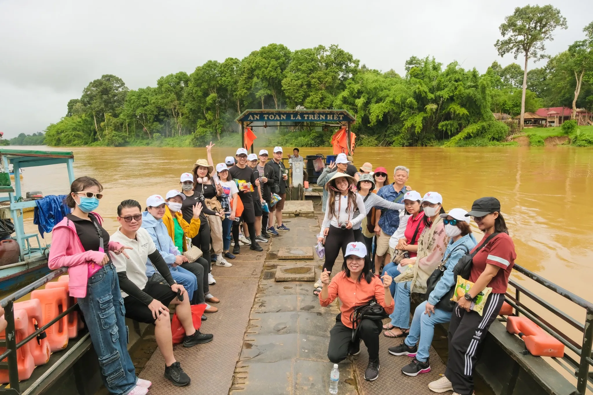 Chợ nổi Cái Răng là một trong những chợ nổi lớn và nổi tiếng nhất ở miền Tây, nơi hoạt động mua bán diễn ra tấp nập trên sông nước.