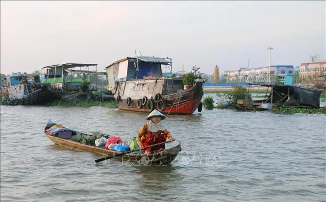 Long Xuyen Floating Market (Long Xuyen city, An Giang) is a rare place that still preserves the "floating trade" atmosphere of the river region from hundreds of years ago.