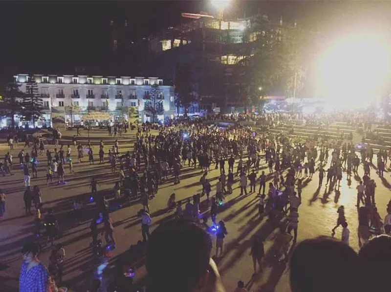 Chợ tình Sa Pa diễn ra vào mỗi tối thứ Bảy hàng tuần, thu hút đông đảo du khách và người dân địa phương
