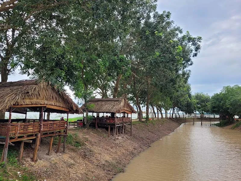 Lakeside huts at Phu Gia Farm