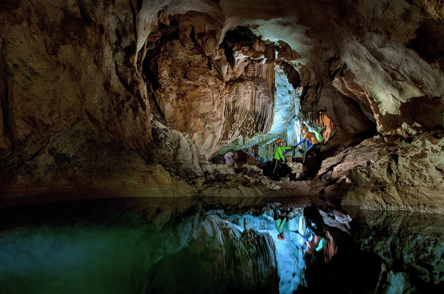 Closing the list of Quang Binh caves is Cha Loi Cave with surreal beauty