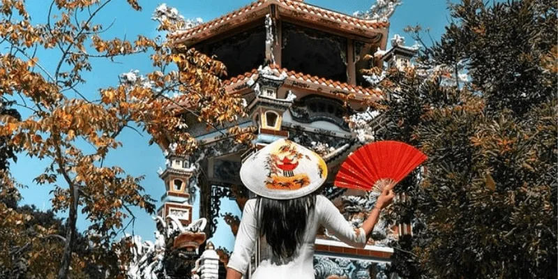 Chua Hang (Co Thach Pagoda) over 100 years old with unique architecture.
